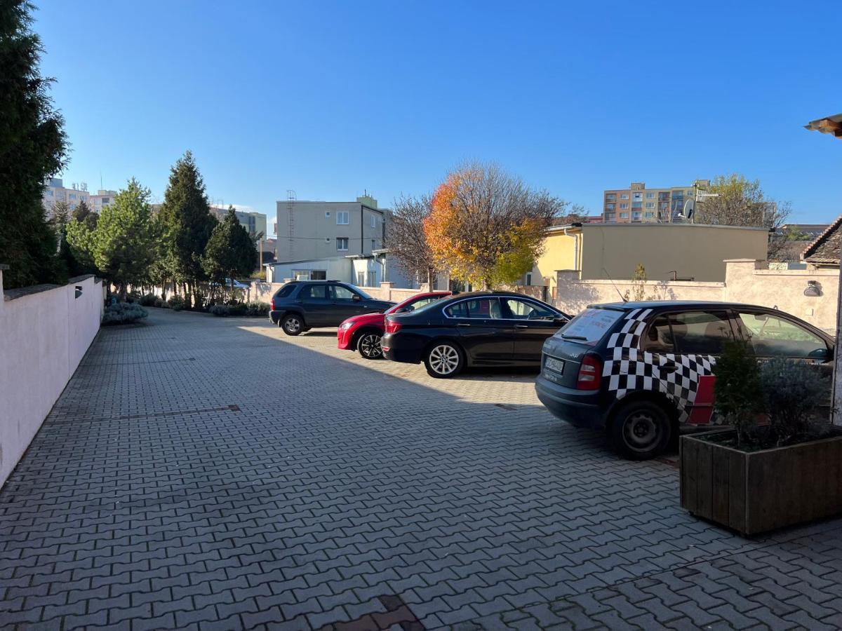 Hotel Marathon Senec Extérieur photo