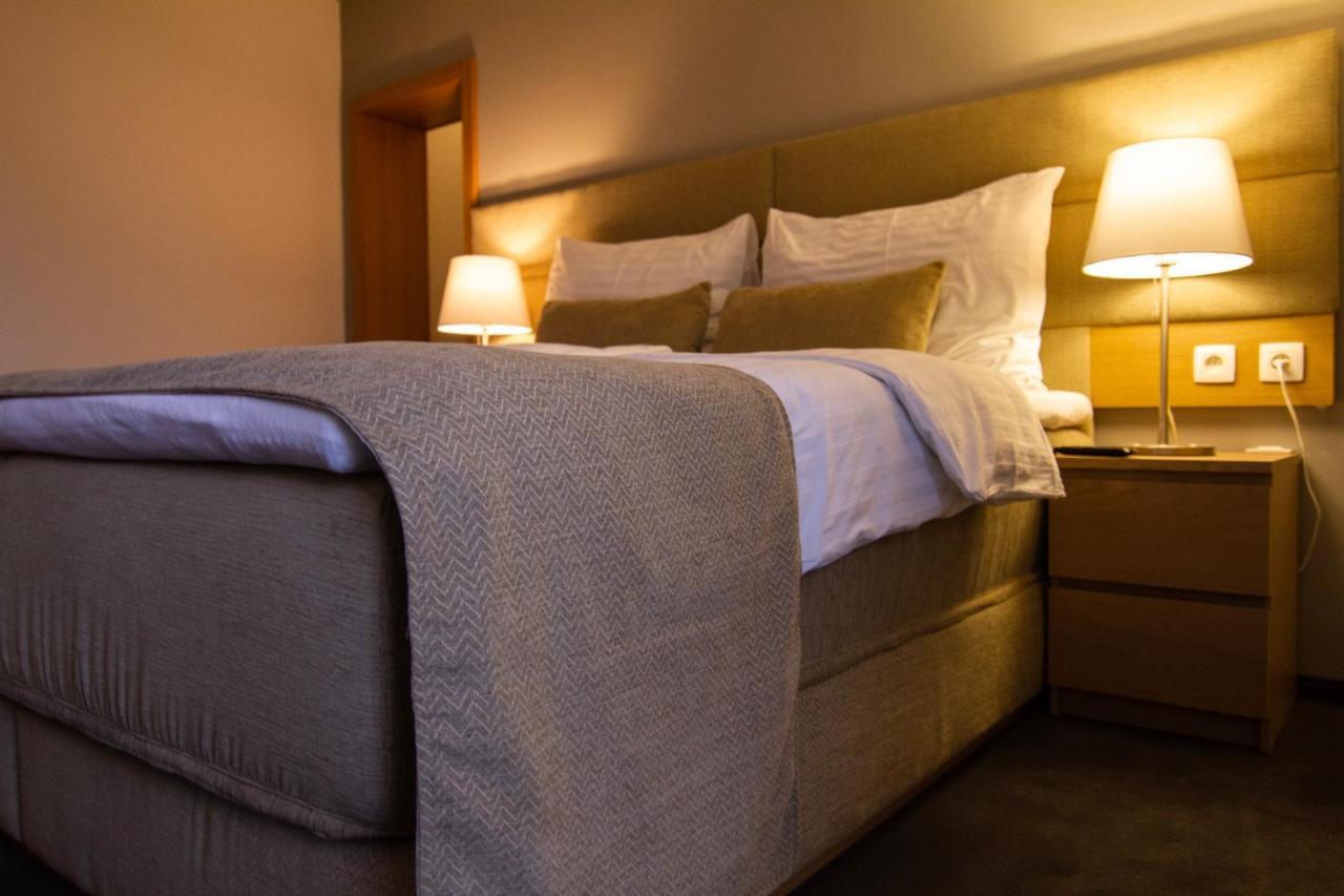 Hotel Marathon Senec Extérieur photo